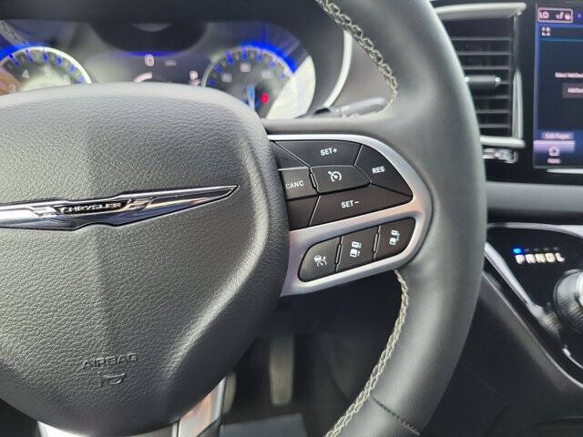 2025 Chrysler Pacifica Select