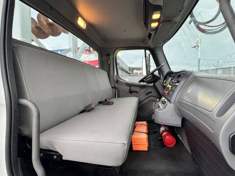 2017 Freightliner M2 106