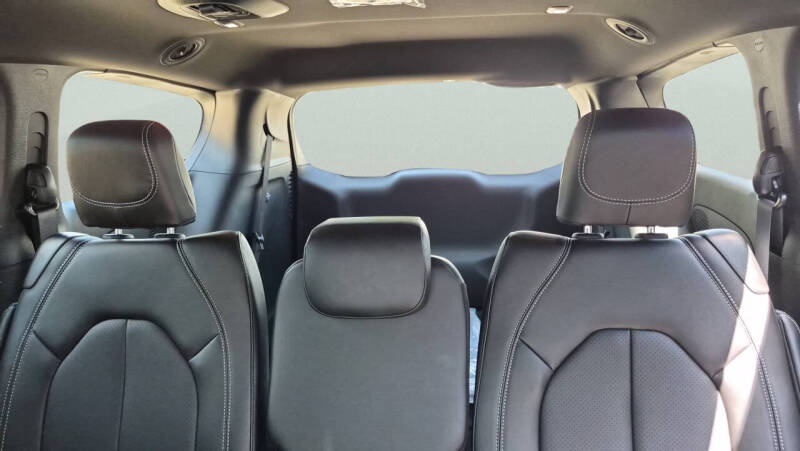 2027 Chrysler Pacifica Select