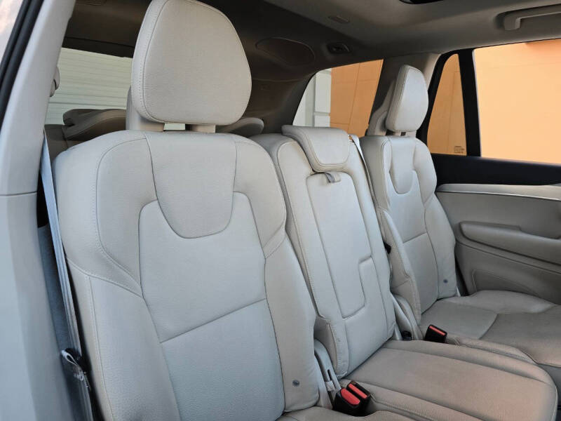 2016 Volvo XC90 T8 eAWD Momentum