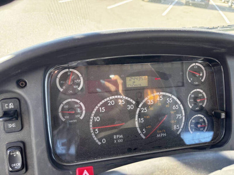 2004 Freightliner M2 106