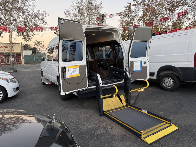 2013 Ford E-Series Econoline Van Commercial's photo