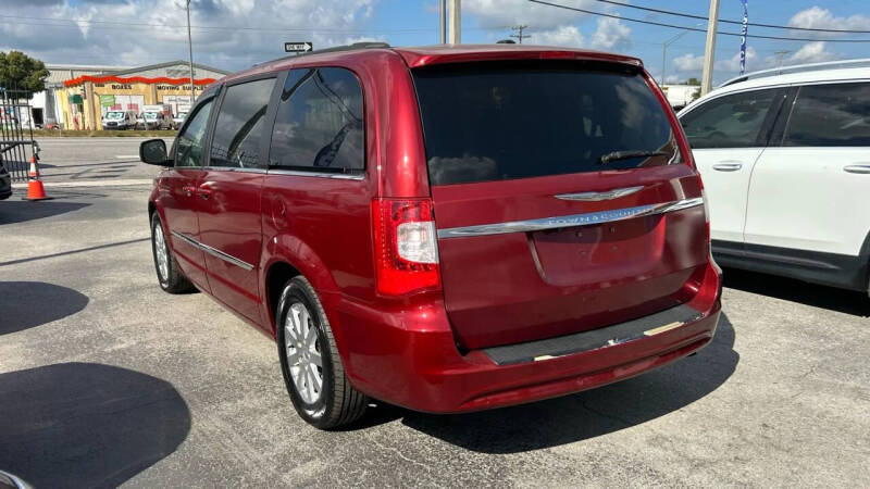 2011 Chrysler Town and Country Touring-L