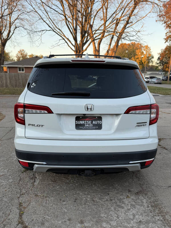 2021 Honda Pilot Touring w/Rear Captain's Chairs