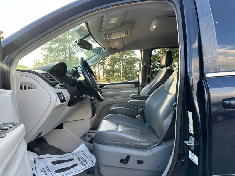 2011 Volkswagen Routan SE