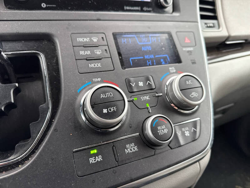2018 Toyota Sienna XLE 7-Passenger Auto Access Seat