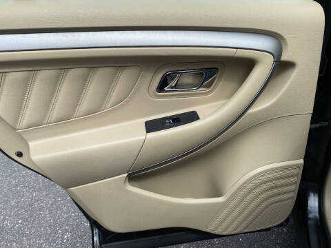2015 Ford Taurus SE