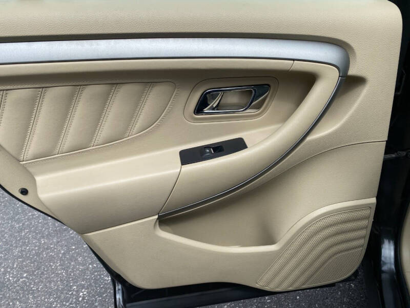 2015 Ford Taurus SE