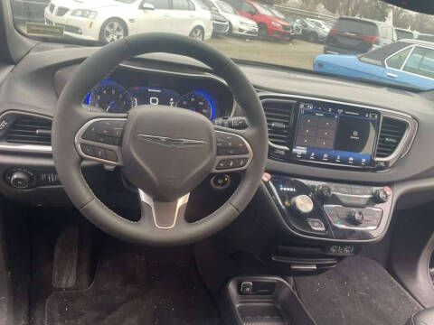 2025 Chrysler Pacifica Select