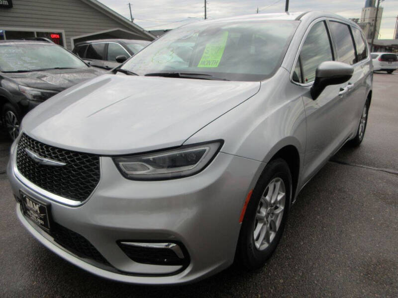 2023 Chrysler Pacifica Touring L's photo