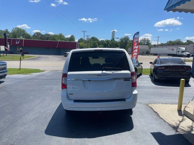 2016 Chrysler Town and Country for sale at Michael Johnson @ Allens Auto Sales Hopkinsville in Hopkinsville, KY