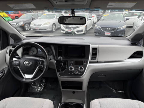 2016 Toyota Sienna LE 8-Passenger