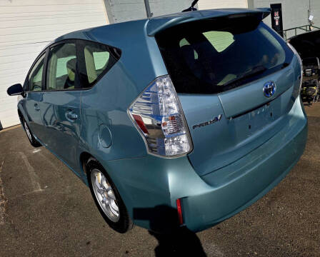 2014 Toyota Prius v Two