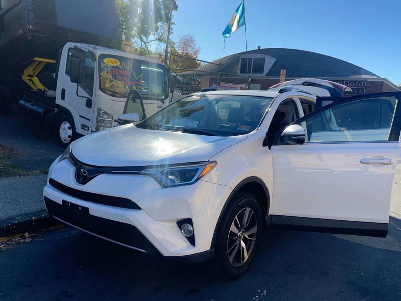 2017 Toyota RAV4 null photo 3