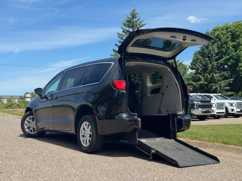2022 Chrysler Voyager LX