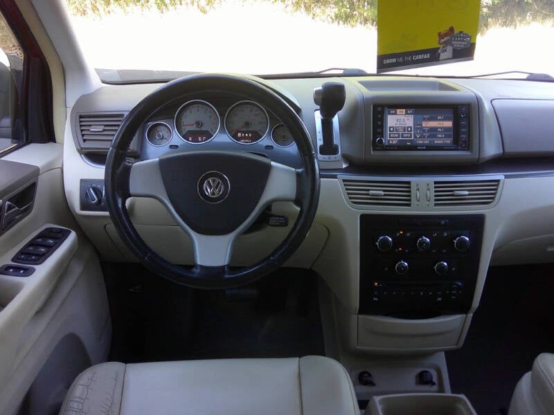 2010 Volkswagen Routan SE photo 17