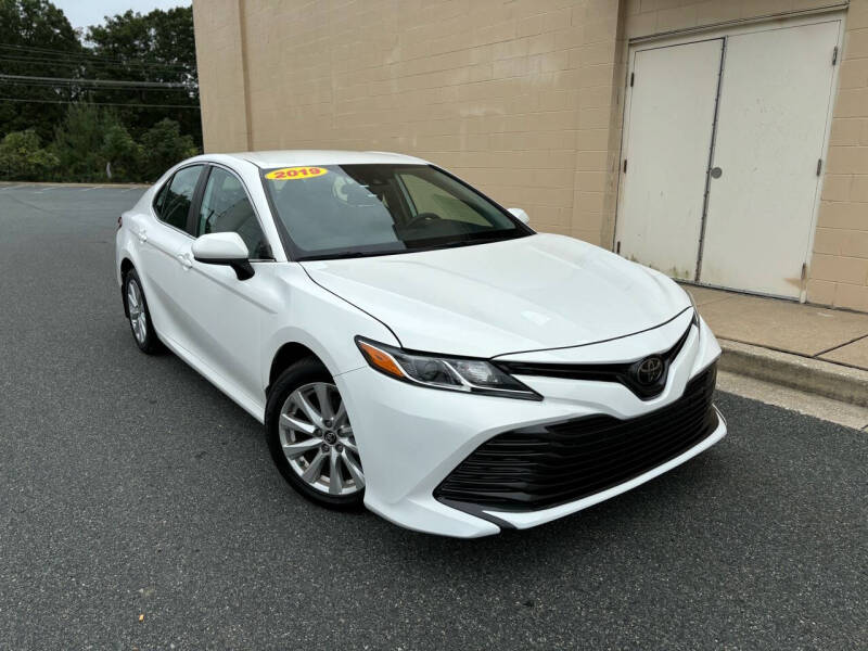 2019 Toyota Camry LE photo 2