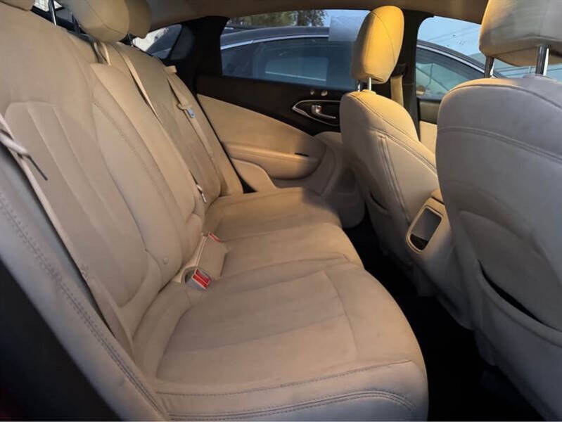 2016 Chrysler 200 LX