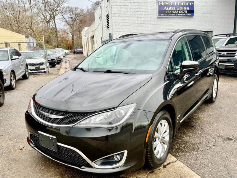 2017 Chrysler Pacifica Touring-L's photo