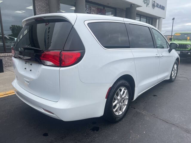 2023 Chrysler Voyager LX
