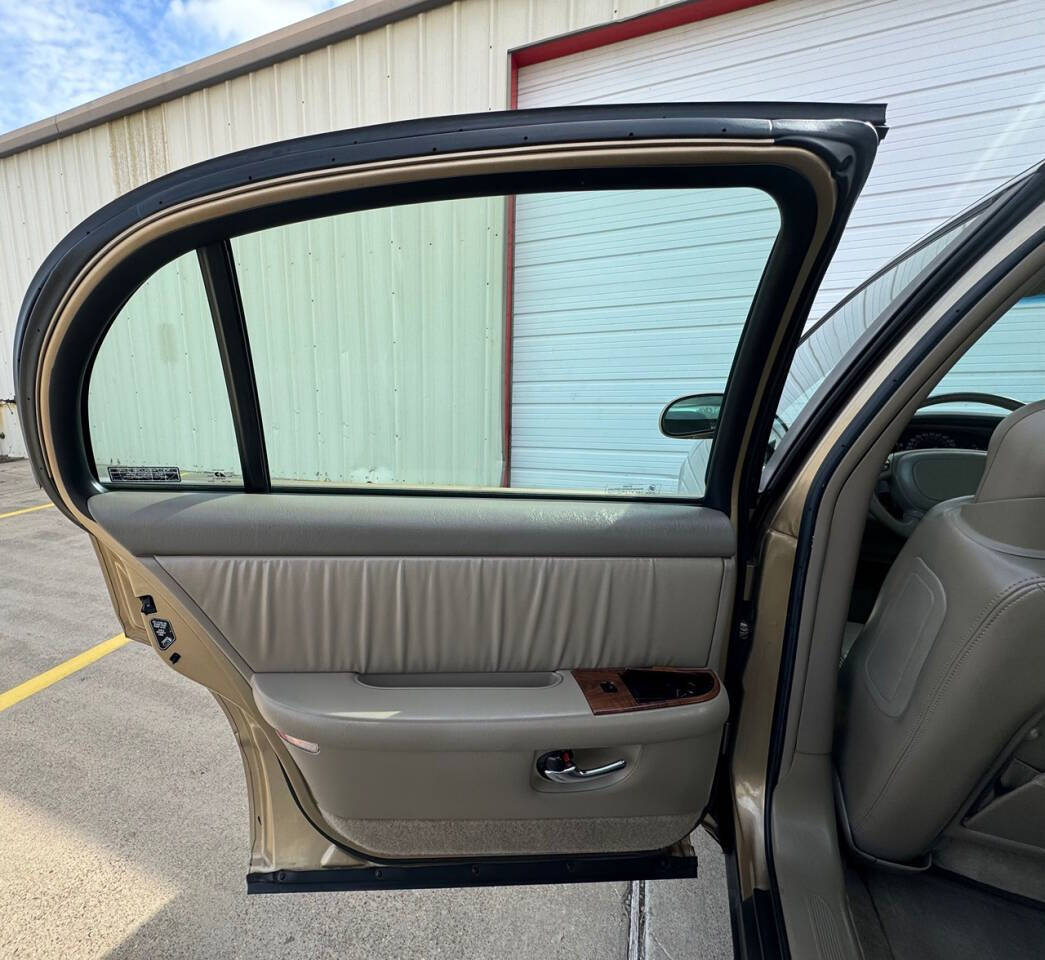 2000 Buick Park Avenue for sale at Carnival Car Company in Victoria, TX