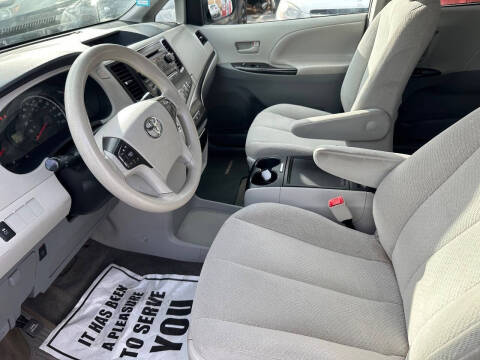 2014 Toyota Sienna LE 8-Passenger