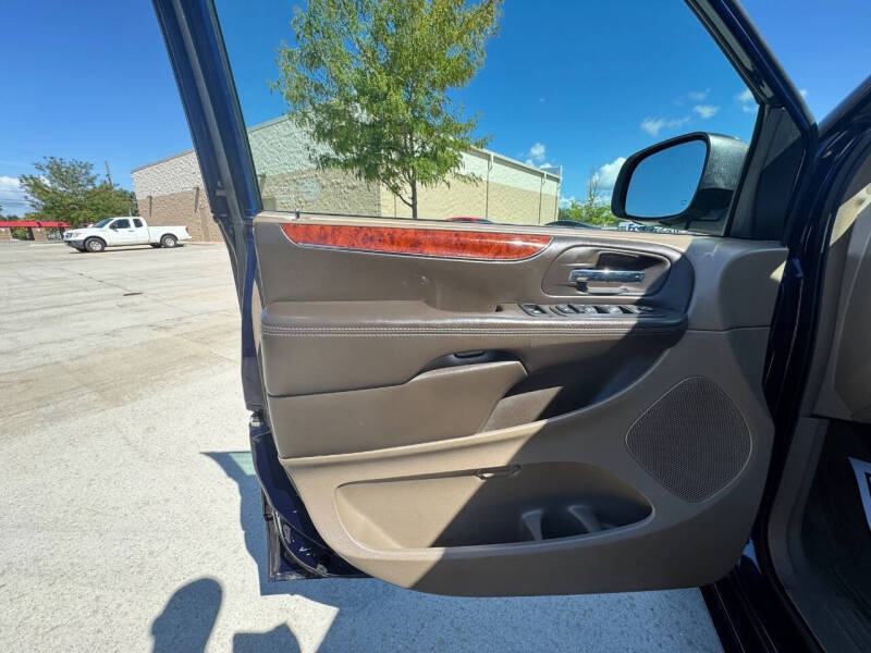 2013 Chrysler Town and Country Touring