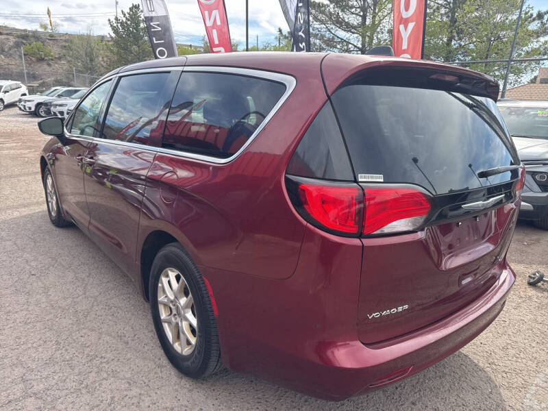 2022 Chrysler Voyager LX