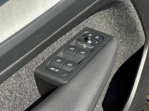 2025 Volvo XC40 B5 Ultra Bright Theme