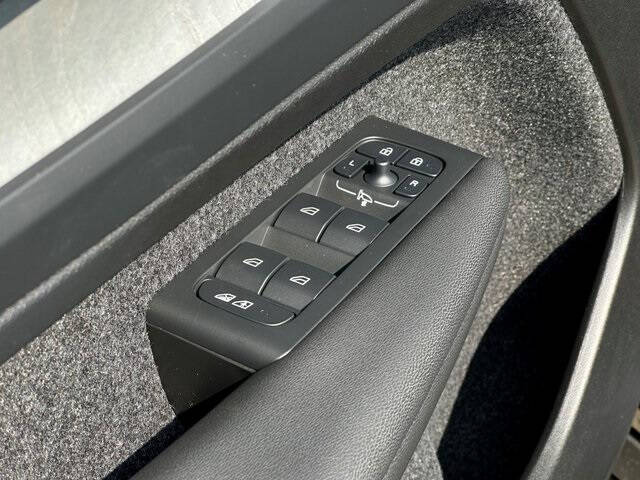 2025 Volvo XC40 B5 Ultra Bright Theme