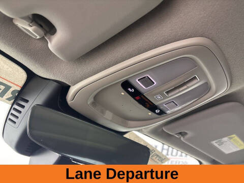 2024 Volvo XC40 B5 Ultimate Dark Theme