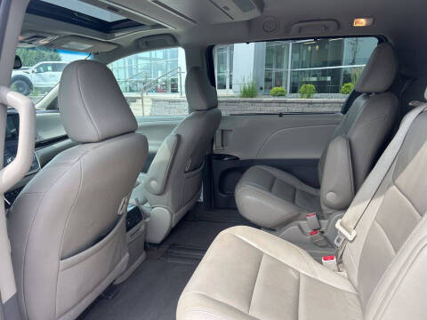 2017 Toyota Sienna XLE Premium 8-Passenger
