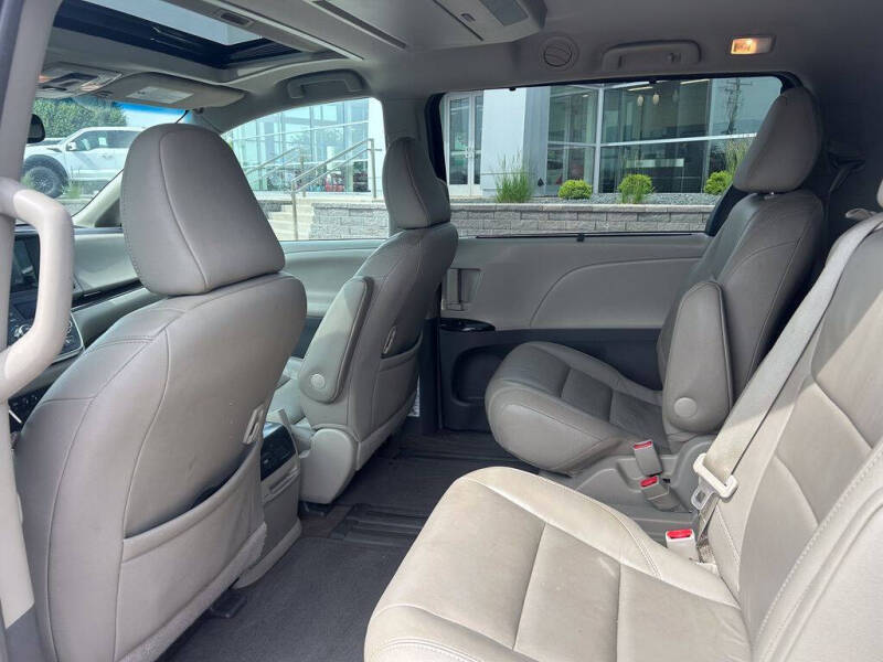 2017 Toyota Sienna XLE Premium 8-Passenger