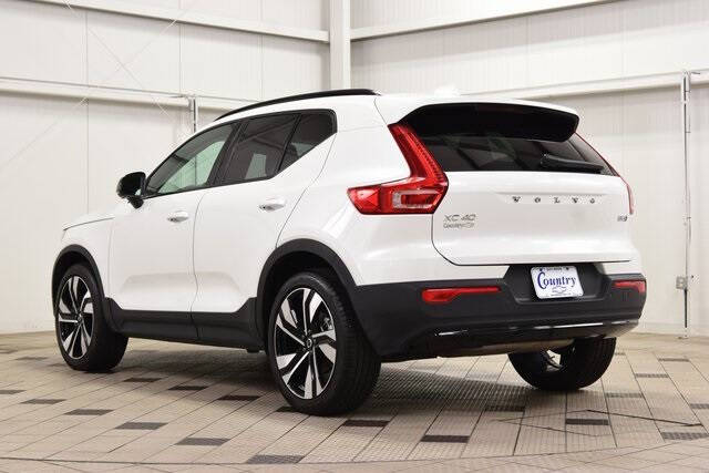 2025 Volvo XC40 B5 Plus Dark Theme