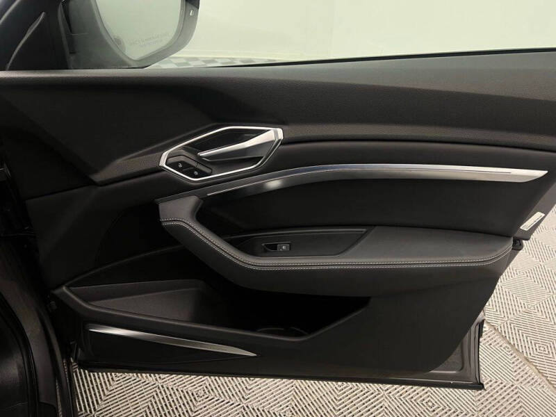 2022 Audi e-tron quattro Premium Plus