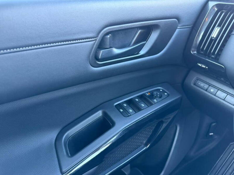 2024 Nissan Pathfinder SV