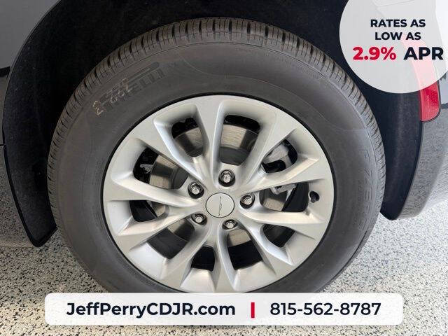 2027 Chrysler Pacifica Select