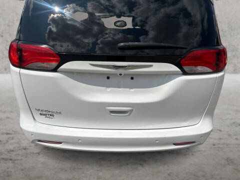2022 Chrysler Voyager LX