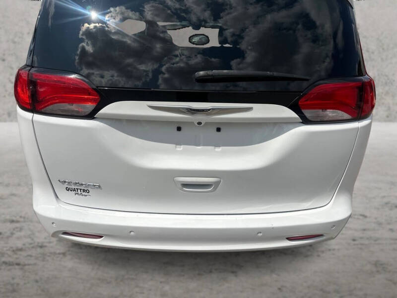 2022 Chrysler Voyager LX