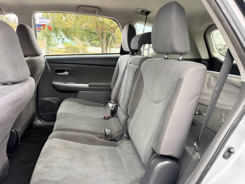 2014 Toyota Prius v Five