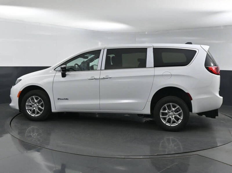 2025 Chrysler Voyager LX