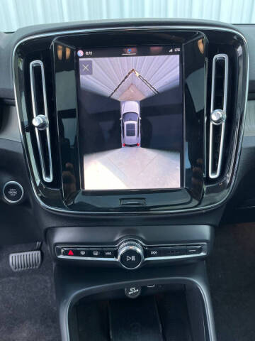 2023 Volvo XC40 B5 Plus Bright Theme