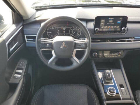 2024 Mitsubishi Outlander ES