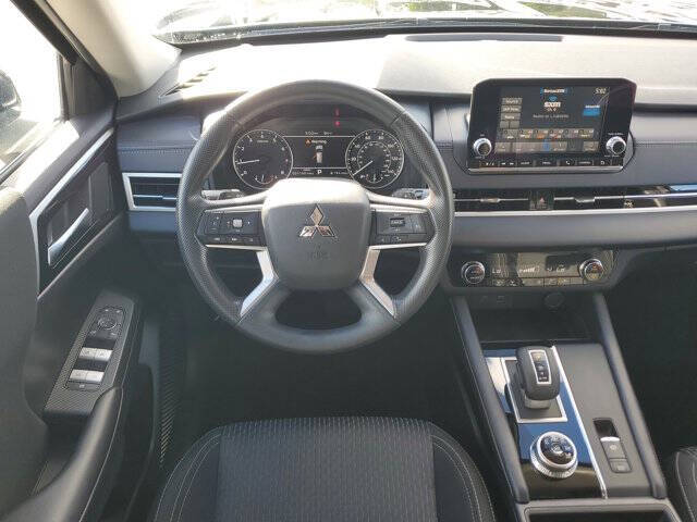 2024 Mitsubishi Outlander ES