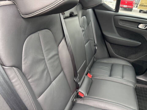2023 Volvo XC40 B5 Plus Dark Theme