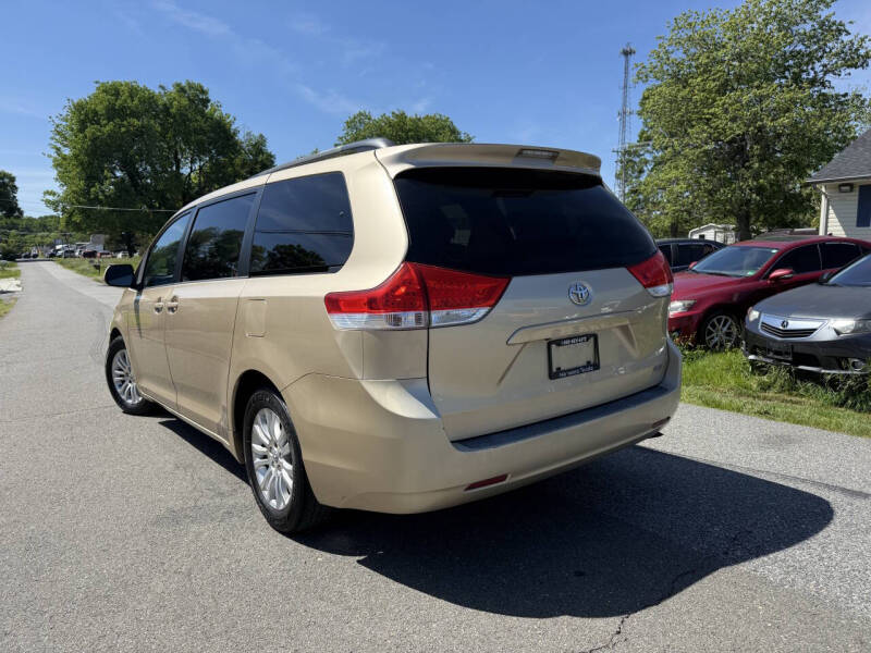 2011 Toyota Sienna XLE 7-Passenger Auto Access Seat