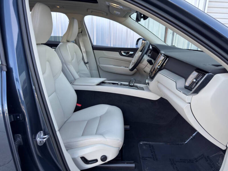 2023 Volvo XC60 B5 Plus Bright Theme