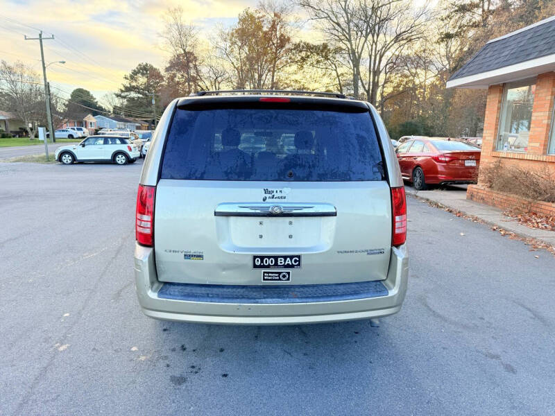 2009 Chrysler Town & Country LX photo 4