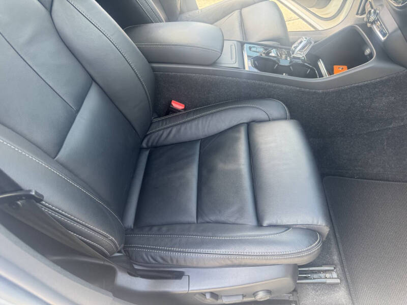 2023 Volvo XC40 B5 Plus Dark Theme