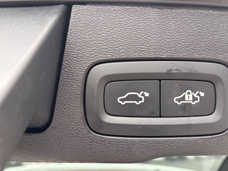 2025 Volvo XC60 B5 Plus Dark Theme